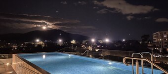 Modern Apartment with Free Parking - 3 minutes to Canberra CBD