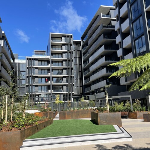 Modern Apartment with Free Parking - 3 minutes to Canberra CBD