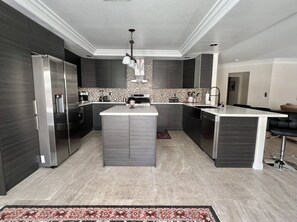 Fridge, microwave, oven, stovetop - Cove Playhouse 9 mins from the strip (Las Vegas)