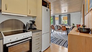 Kaffetrakter/tekoker, kjøleskap, mikrobølgeovn og kokeplater
