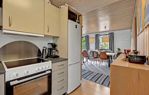 Jääkaappi, liesi, astianpesukone, kahvin-/teenkeitin