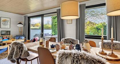 Lovely home in Fårvang with WiFi