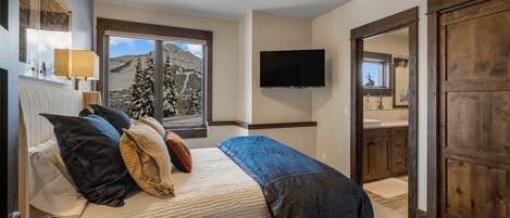 5 bedrooms, iron/ironing board, WiFi, bed sheets