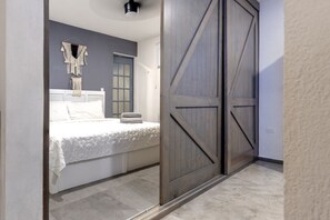 6 bedrooms, desk, iron/ironing board, free WiFi