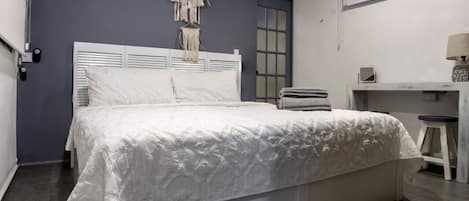 6 bedrooms, desk, iron/ironing board, free WiFi