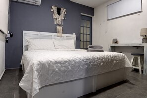 6 bedrooms, desk, iron/ironing board, free WiFi