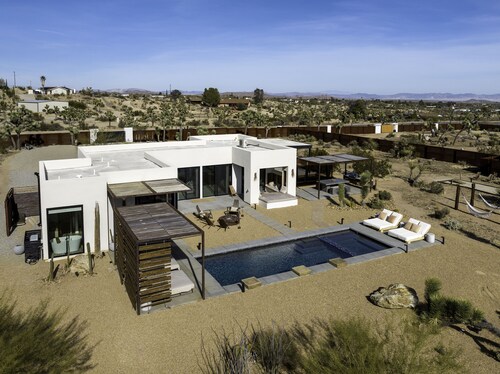Gated-Private, 5 acres, Desert Luxury Villa, Pool/Hot Tub, SMALL WEDDINGS, ok!  