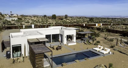 Gated-Private, 5 acres, Desert Luxury Villa, Pool/Hot Tub, SMALL WEDDINGS, ok!