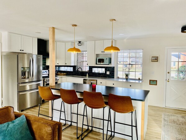 Refrigerador, microondas, horno y parrilla de estufa 