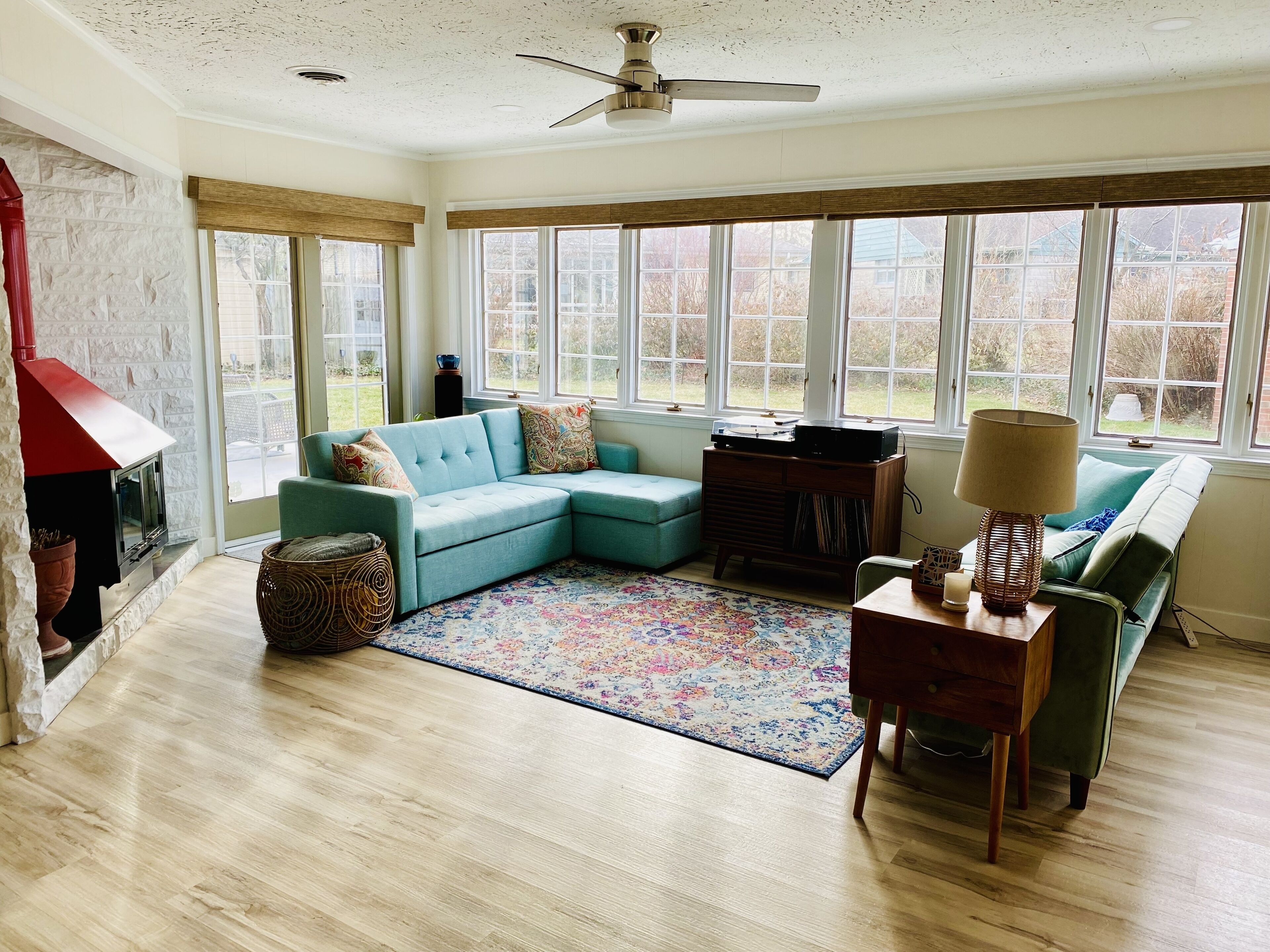 Una Smart TV, una chimenea, un reproductor de DVD, libros