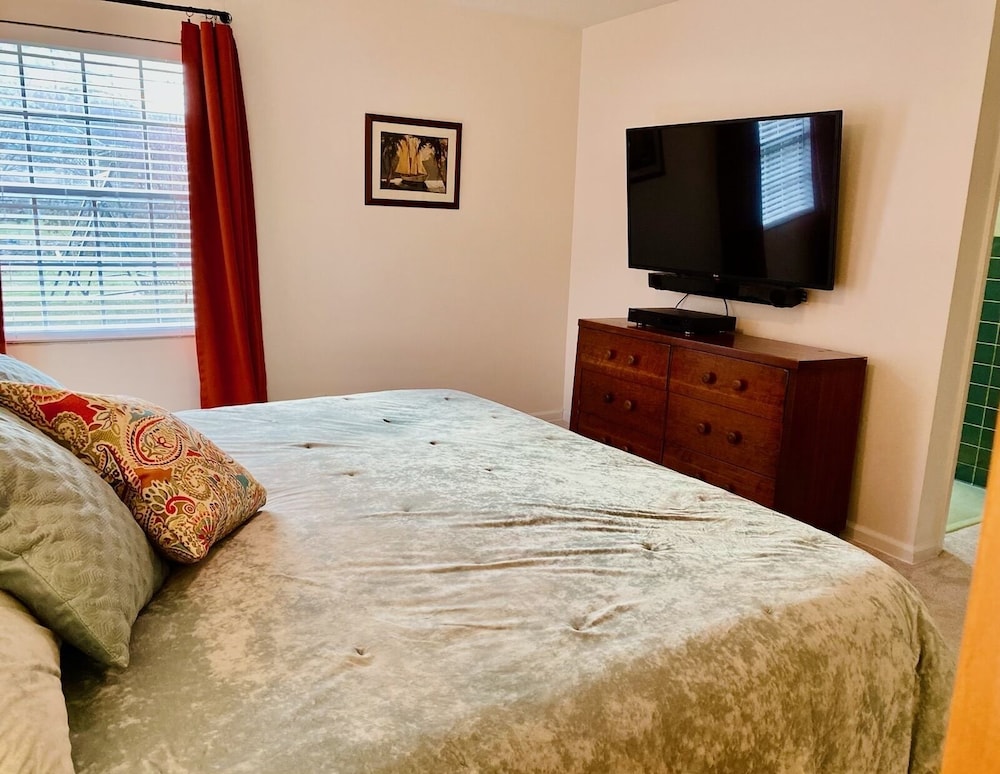 Marigold Inn ! Mid century renovated home! 1.2 mi from ND!! South