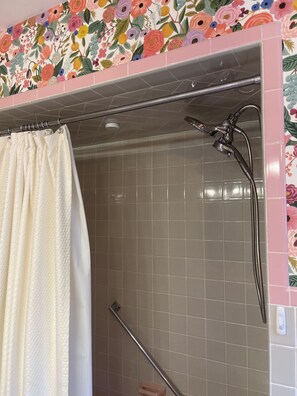 Badewanne, Haartrockner, Handtücher, Seife