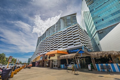 New Ocean & Lagoon View Apartment next to Plaza Las Americas!