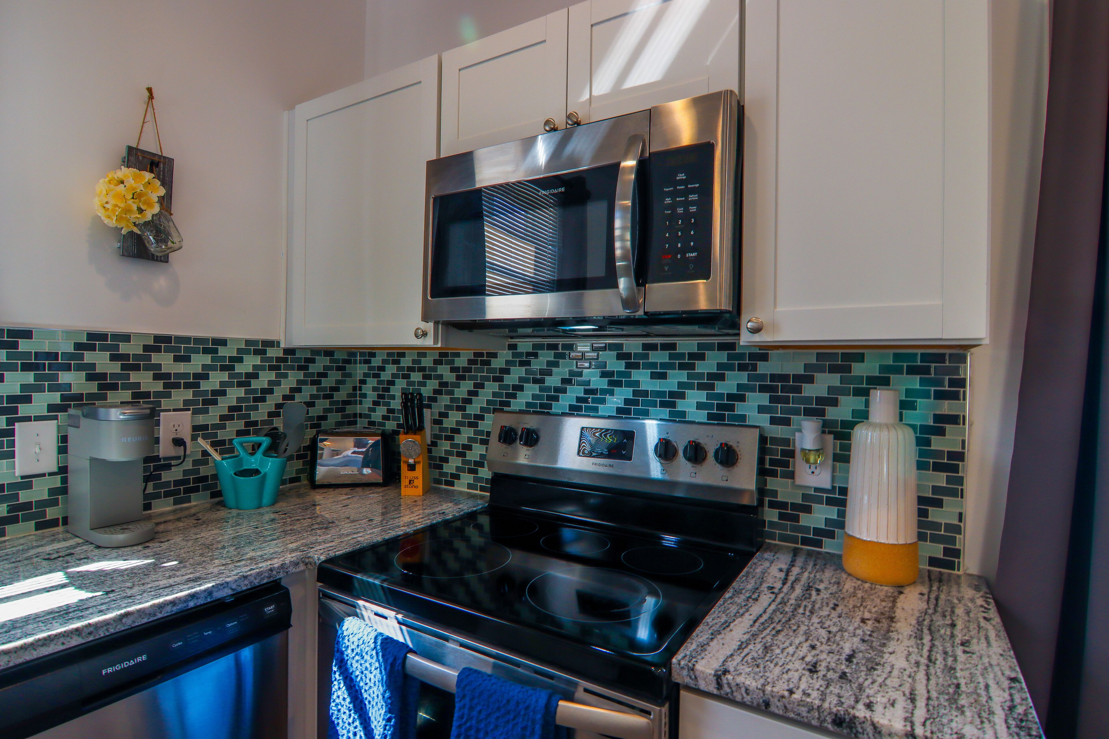 Frigorifero, microonde, forno, piano cottura