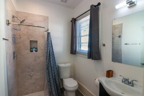 Doccia, asciugacapelli, asciugamani, sapone