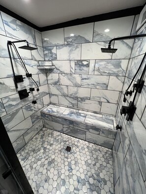 淋浴設備、風筒、提供毛巾、番梘