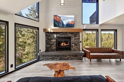 Riverfront Oregon Retreat w/Hot tub & Pool