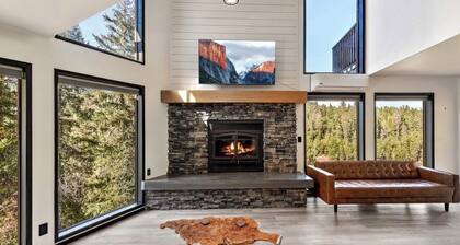 Riverfront Oregon Retreat w/Hot tub & Pool