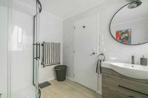Ensemble douche/baignoire, shampoing