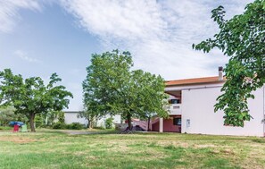A two-story building with a red-tiled roof, surrounded by trees and a grassy lawn. - Stunning apartment in Pula with WiFi (Pula)