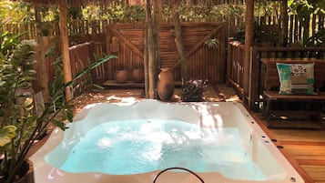 Outdoor spa tub