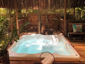 Outdoor spa tub - Maria Bungalow, luxury by the sea (Trancoso)