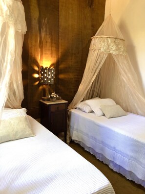 2 soverom, skrivebord, strykejern/-brett og reiseseng for barn