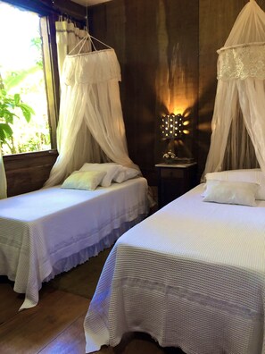 2 chambres, bureau, fer et planche à repasser, lit parapluie