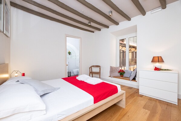 1 chambre, coffre-fort, fer et planche à repasser