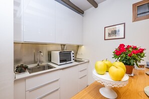 Fridge, microwave, oven, coffee/tea maker