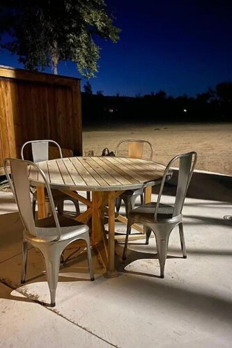 Charming cottage with gorgeous mountain scenery.