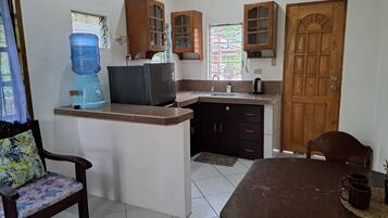 Fridge, oven, stovetop, coffee/tea maker