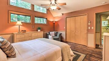 4 quartos, escrivaninha, ferros/tábuas de passar roupa