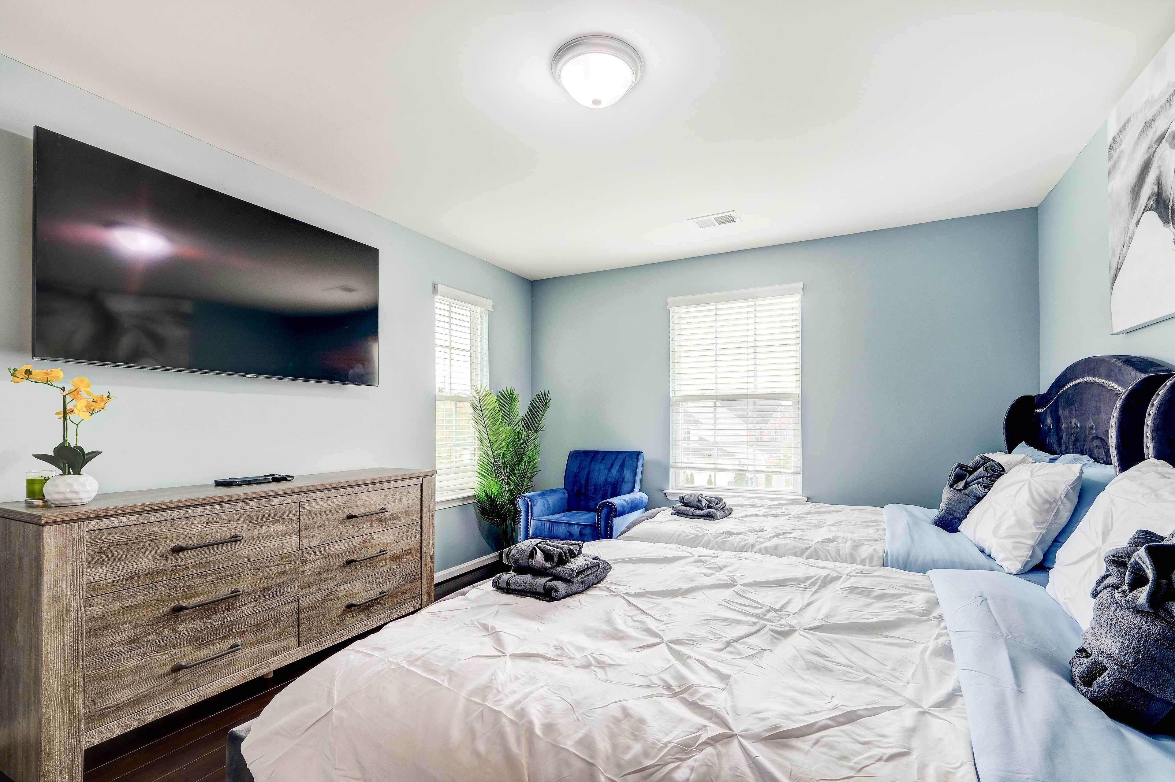5 bedrooms, iron/ironing board, internet, bed sheets