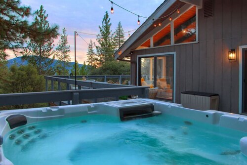 Newly Remodeled, Hot Tub, Fire Pit and Stunning Views, near Yosemite!