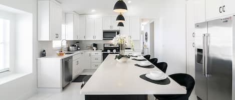 Casa, varias camas, acceso a la piscina, vistas al jardín (Modern Dream Disney Vacation) | Cocina privada | Frigorífico, microondas, horno y placa de cocina