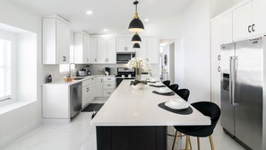 Casa, letti multipli, accesso alla piscina, vista giardino (Modern Dream Disney Vacation) | Cucina privata | Frigorifero, microonde, forno, piano cottura
