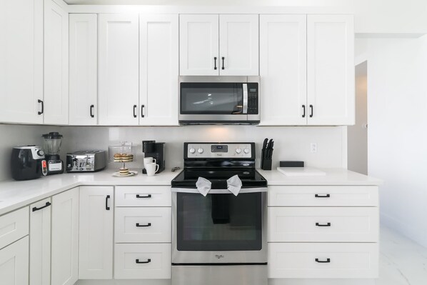 Casa, letti multipli, accesso alla piscina, vista giardino (Modern Dream Disney Vacation) | Cucina privata | Frigorifero, microonde, forno, piano cottura