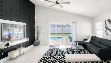 Rumah, Beberapa Tempat Tidur, akses ke kolam renang (Modern Dream Disney Vacation) | Area keluarga | Televisi layar datar 42-inci dengan saluran TV digital