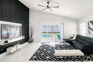 Casa, varias camas, acceso a la alberca, vista al jardín (Modern Dream Disney Vacation) | Área de sala de estar | Televisión de pantalla plana de 42 pulgadas con canales digitales 