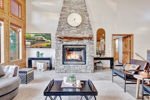 Smart TV, chimenea, futbolito y libros 