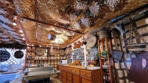 Una cucina con mobili in legno, un forno a microonde e un menu scritto su lavagna.