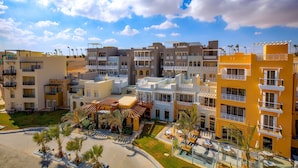 Un complexe hôtelier comprenant plusieurs bâtiments, des balcons et un espace piscine.