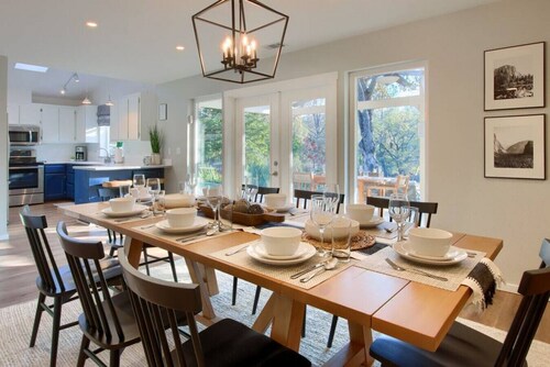 Newly Remodeled Modern Farmhouse, 3+ Private Acres, Hot Tub, Game Room and More!