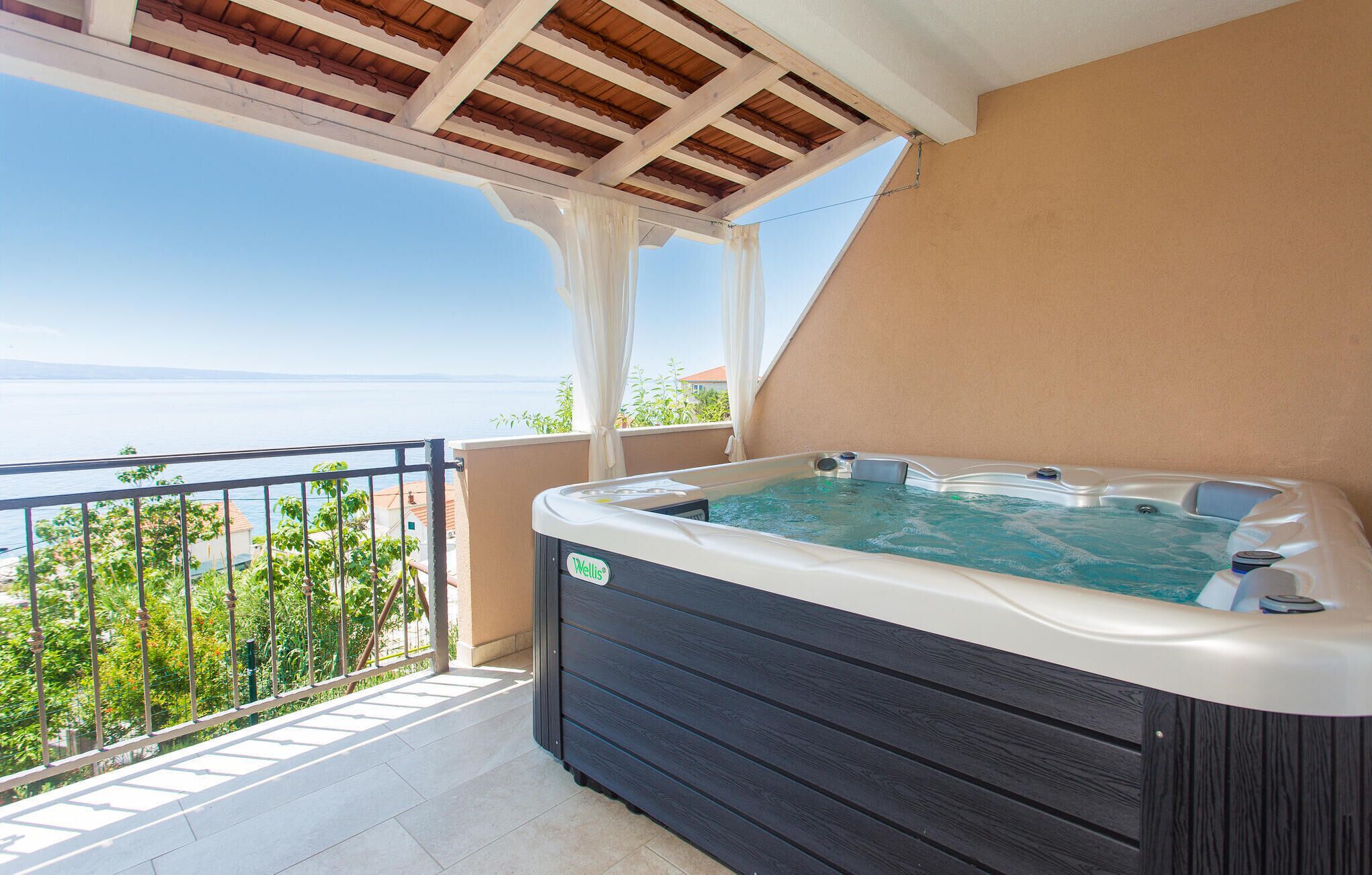 Ein Whirlpool auf einem Balkon mit Meerblick.