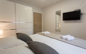 2 bedrooms, travel cot, free WiFi, bed sheets