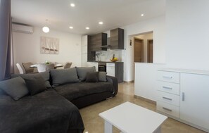 TV - Lovely apartment in Jesenice with WiFi (Jesenice)