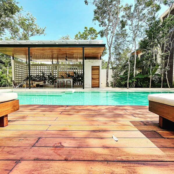 Alberca al aire libre y alberca climatizada