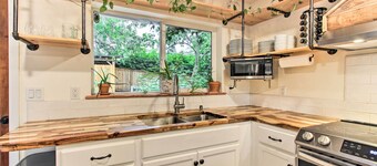 Redwood Home/Hot Tub/Near UofO and River Path.