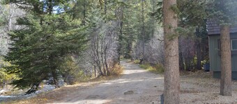 Cozy riverfront condo 4 miles from ski lifts